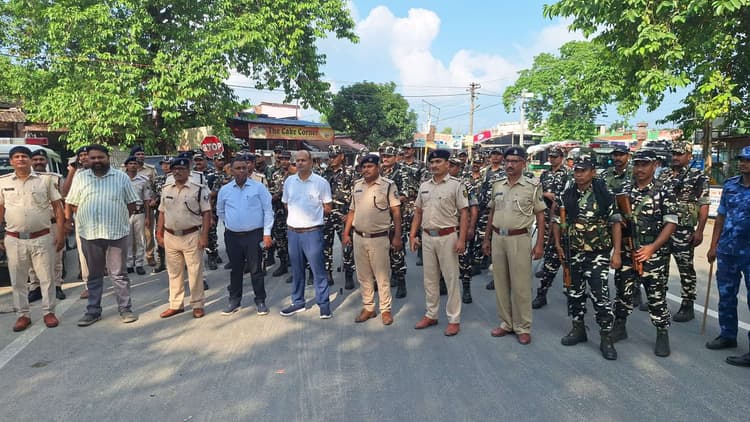 वीरपुर में निकाला गया फ्लैग मार्च