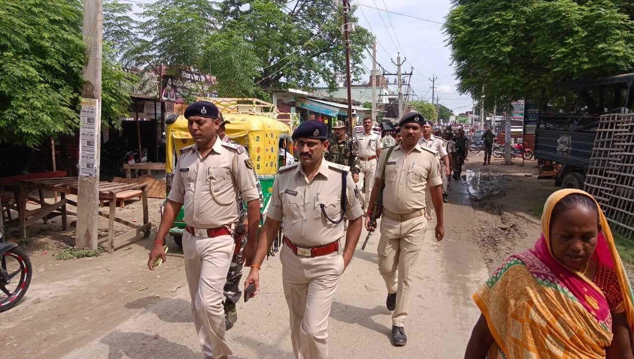 Motihari: चुनाव को लेकर पुलिस ने निकाला फ्लैग मार्च