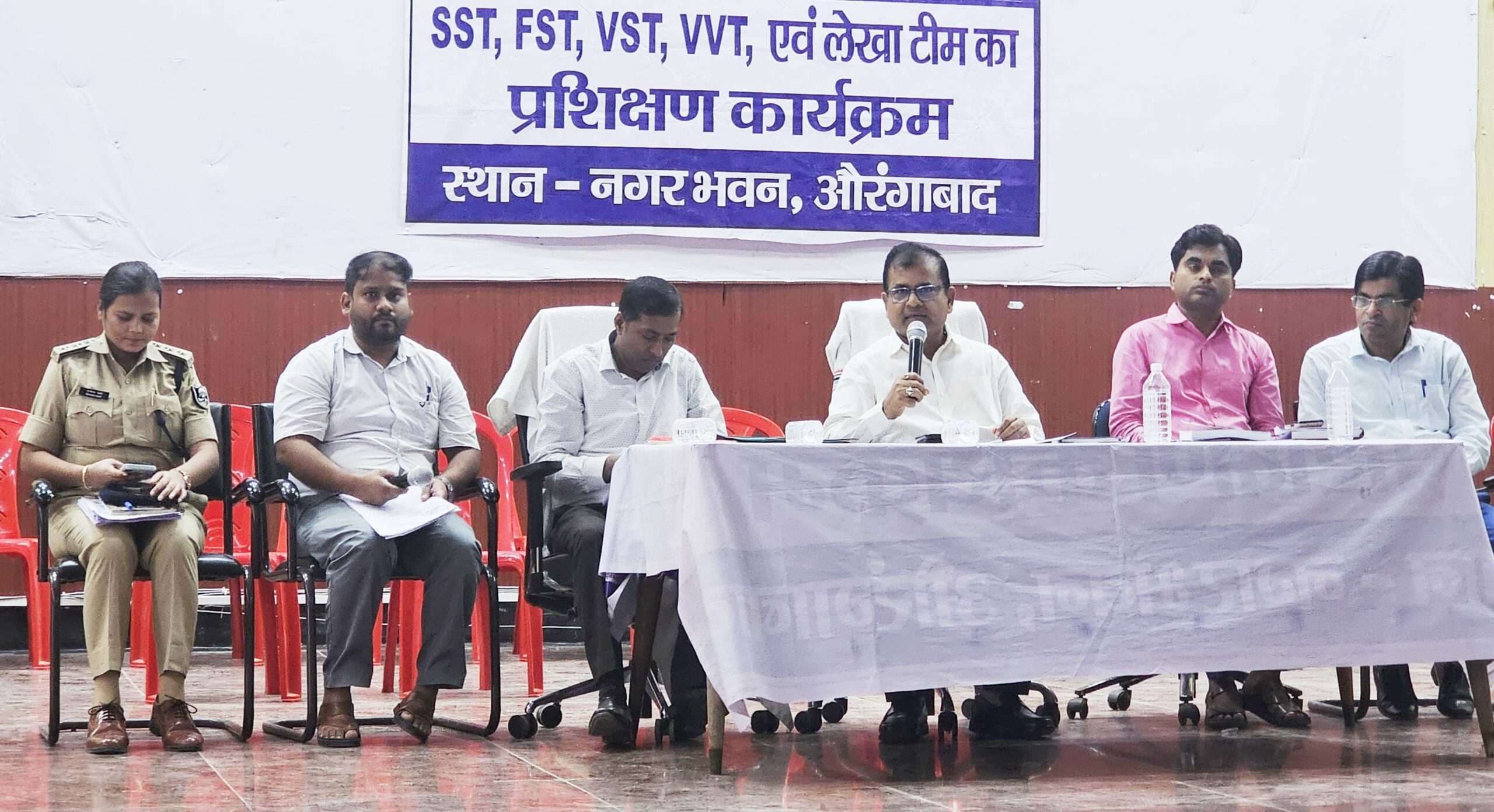 चुनाव में ईमानदारी से दायित्व निभाएं अफसर : डीएम