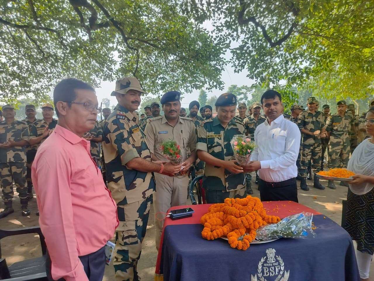 बरारी पहुंची बीएसएफ कंपनी व कमांडर का एसएचओ ने किया स्वागत