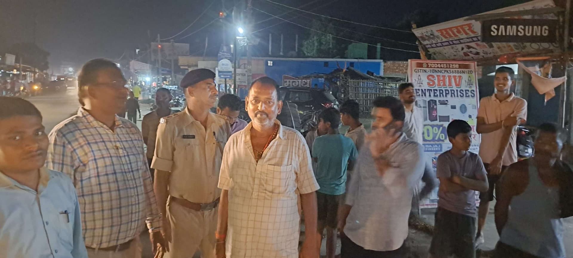 सार्वजनिक जगहों से हटाए जा रहे बैनर व पोस्टर