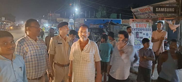 सार्वजनिक जगहों से हटाए जा रहे बैनर व पोस्टर