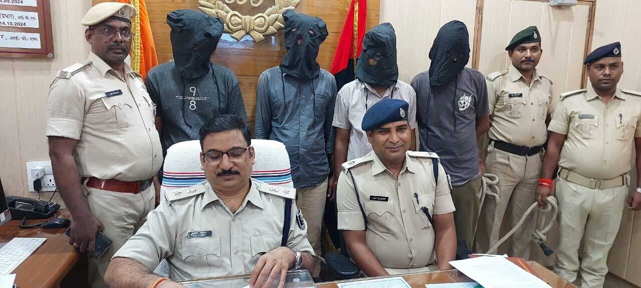 बैंक के बाहर घूम रहे तिवारी गैंग के चार सदस्य गिरफ्तार