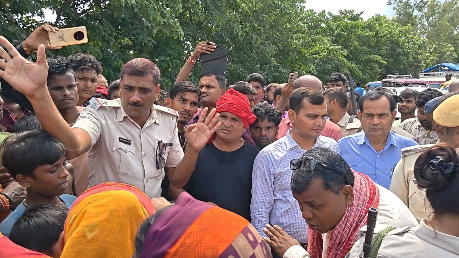 Motihari : बाढ़ में प्रशासनिक अनदेखी पर ग्रामीणों ने एनएच किया जाम