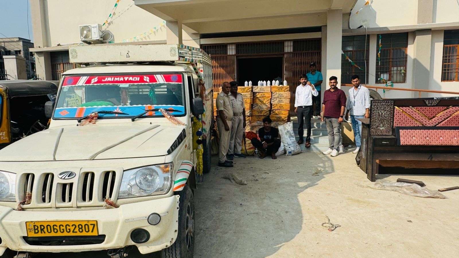 13 लाख की शराब के साथ समस्तीपुर का तस्कर गिरफ्तार, पिकअप जब्त