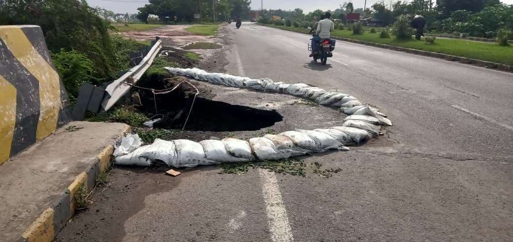 एनएच पर बना खतरनाक रेनकट, हादसे की आशंका