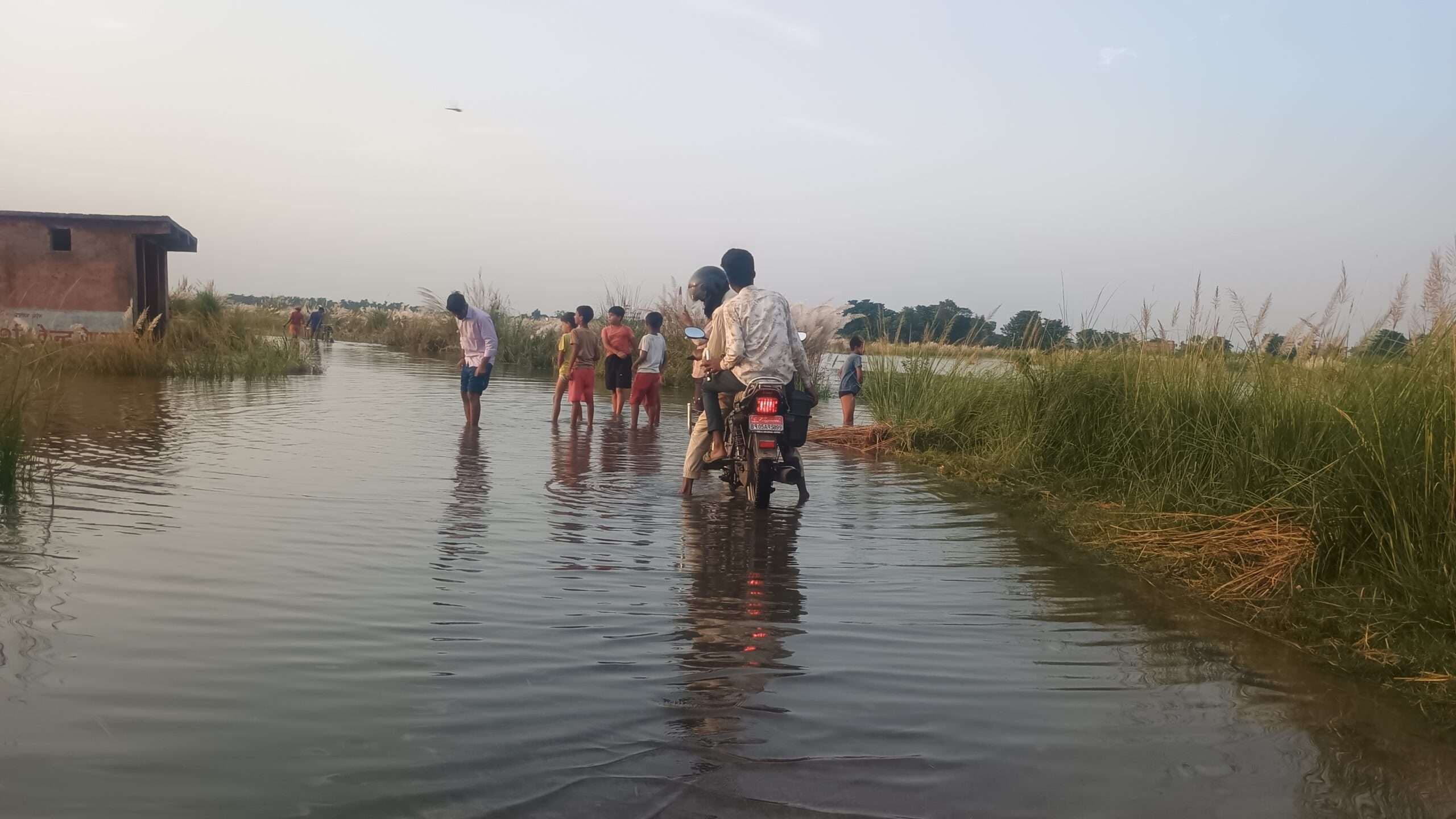 Motihari:चैलाहां से अजगरी भोला चौक जाने वाले मुख्य मार्ग पर चढ़ा बाढ का पानी