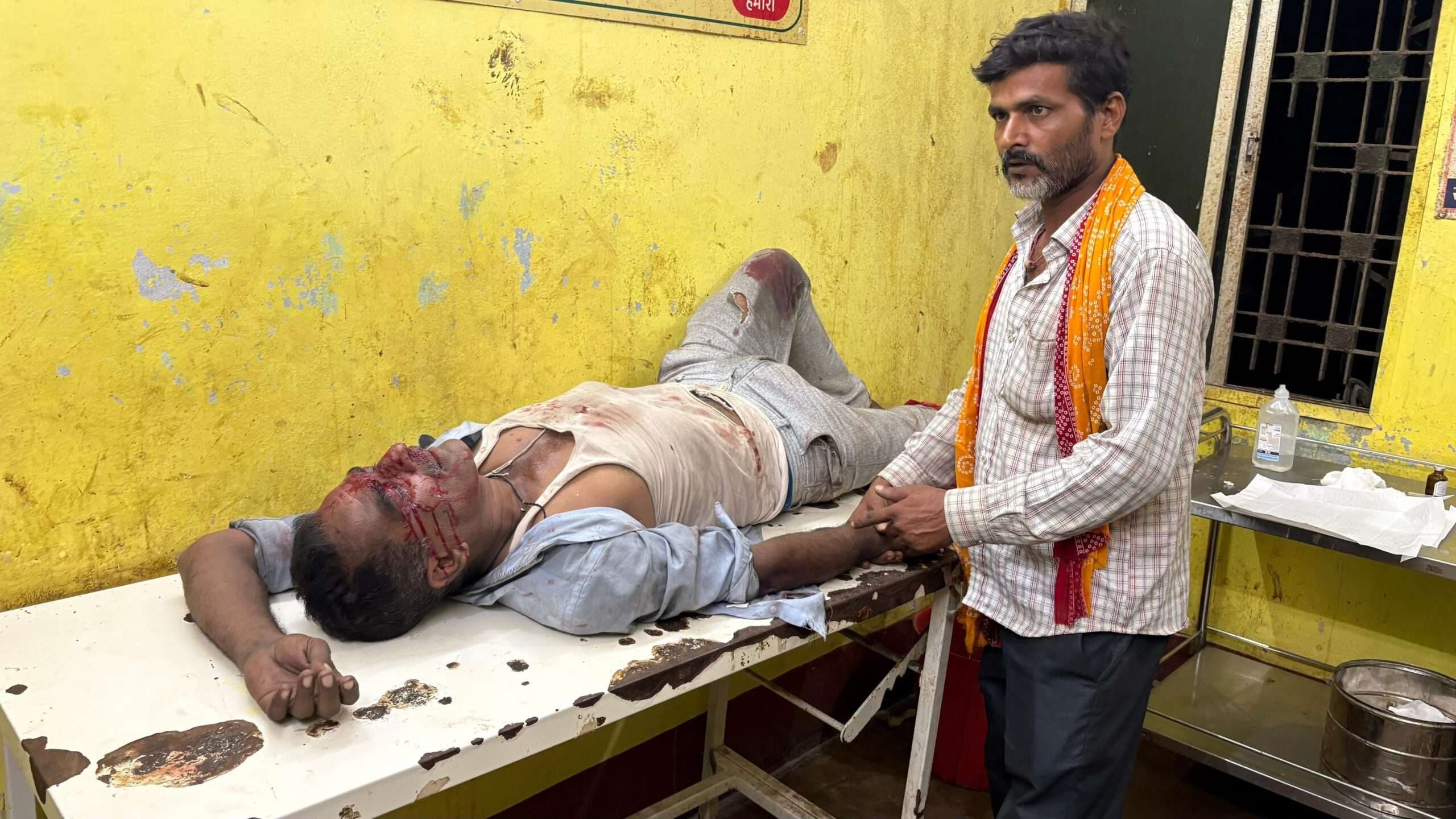 ट्रक व मैजिक की टक्कर में दो लोग जख्मी