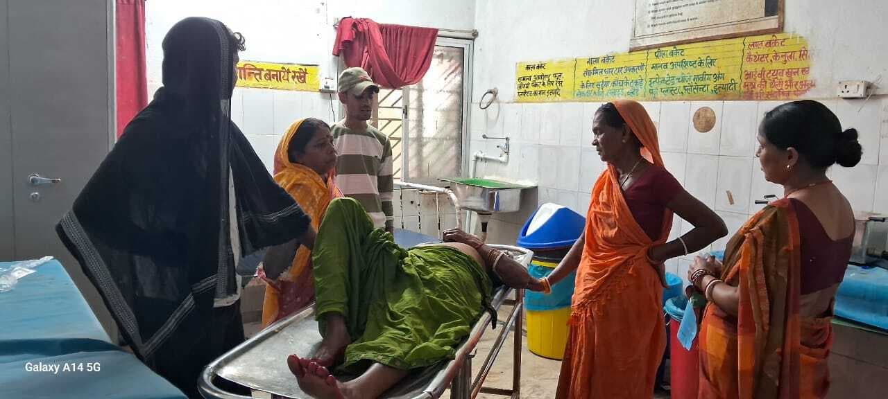 सारवां : बाइक से गिरी महिला, घायल