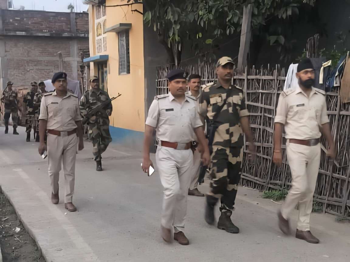 पुलिस ने फ्लैग मार्च कर दिया शांति व सुरक्षा का संदेश