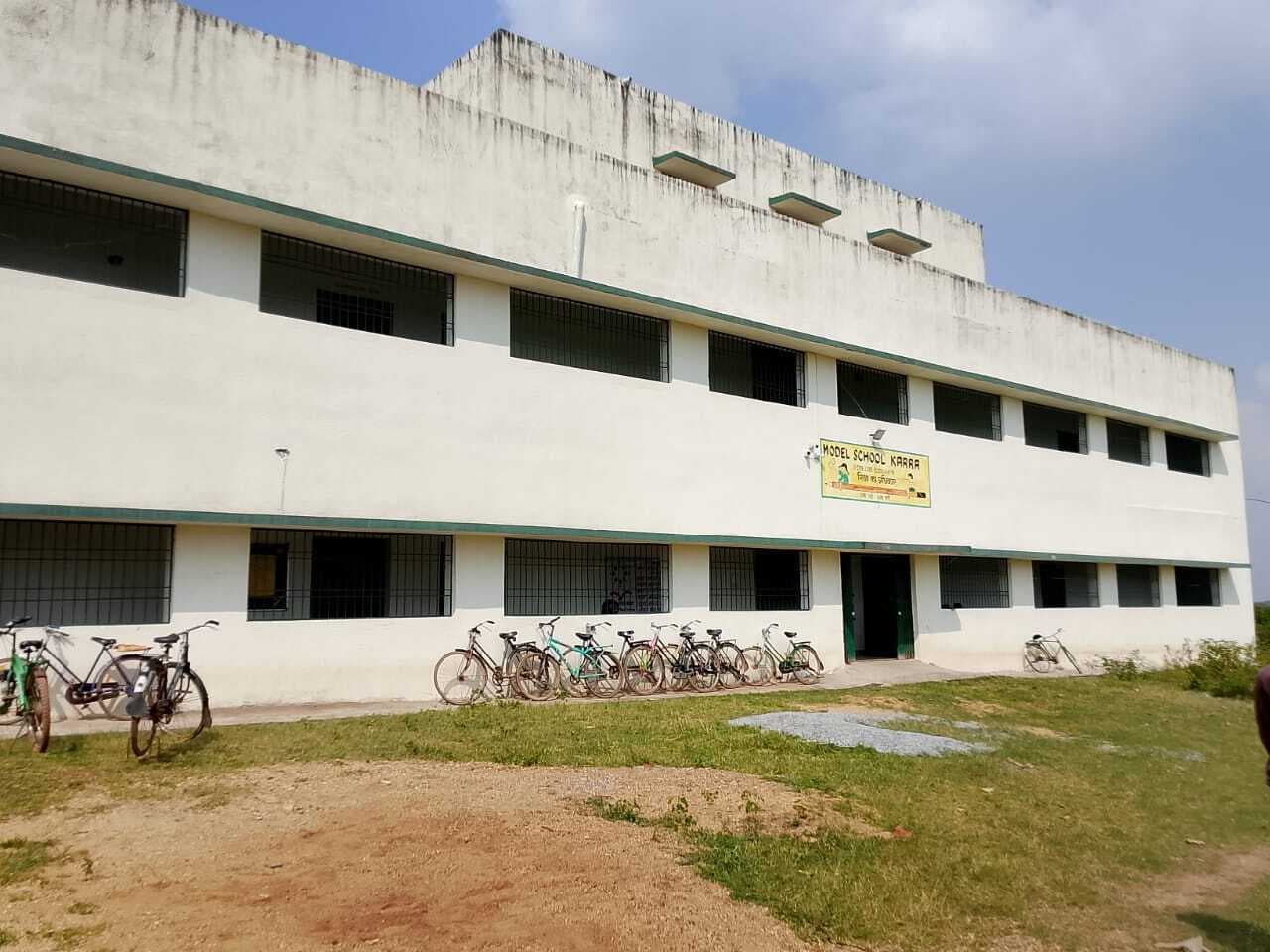 करोड़ों का बना स्कूल भवन, रास्ता की व्यवस्था नहीं, शिक्षक-विद्यार्थी परेशान