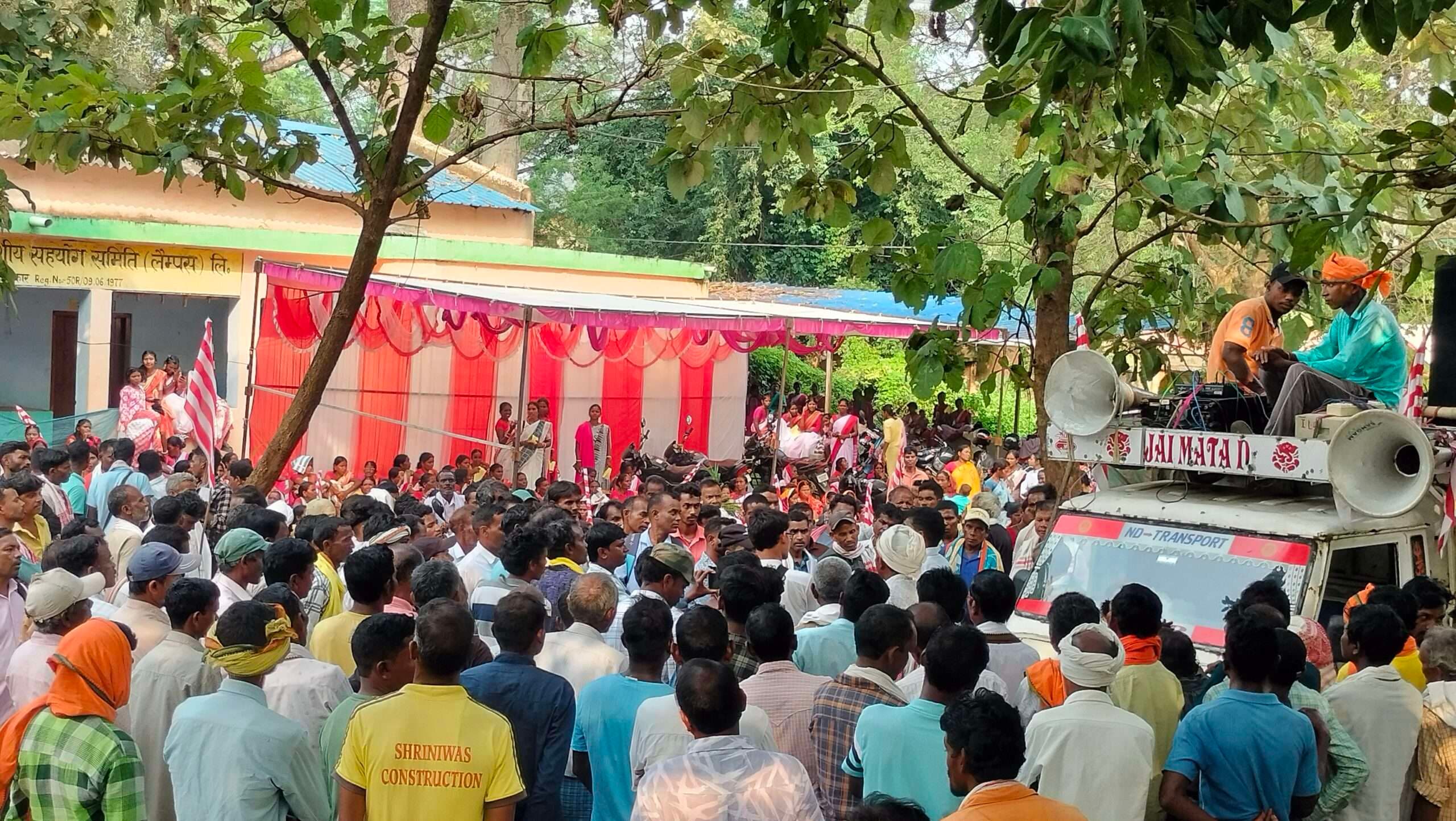 आदिवासियों ने मांगों के समर्थन में पैदल मार्च किया