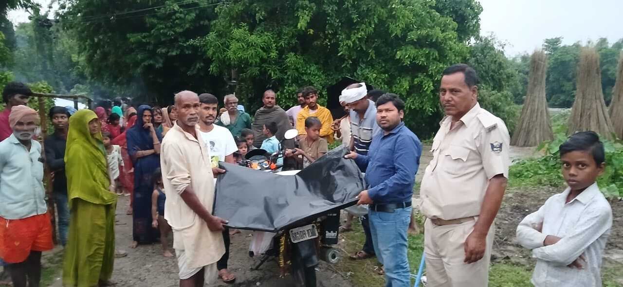 बाढ़ पीड़ितों के बीच पॉलीथिन शीट वितरित