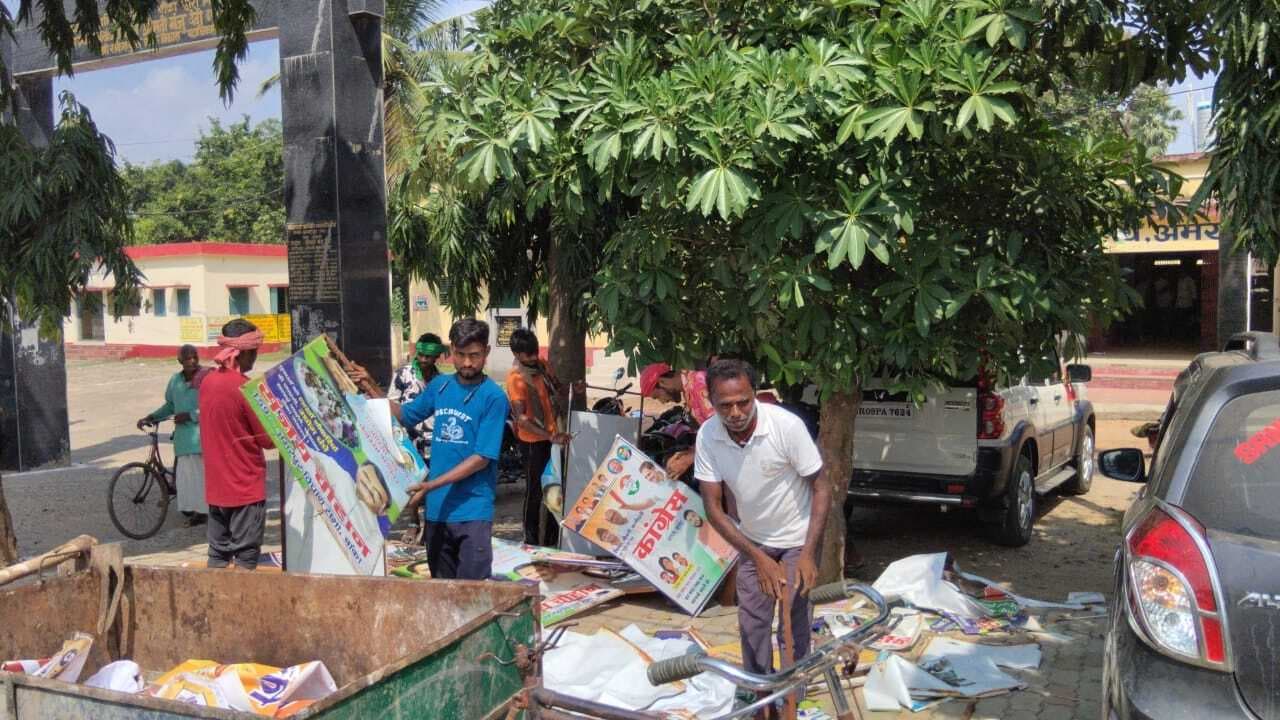 बैनर व पोस्टर हटाने की कार्रवाई शुरू