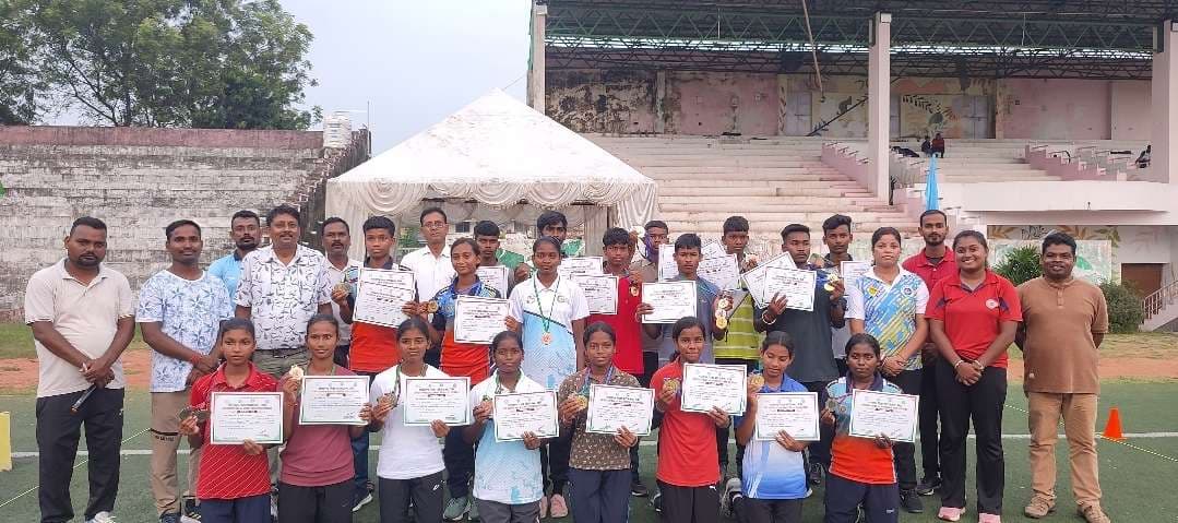 तीरंदाजी प्रतियोगिता में प्रतिभागियो को प्रशस्ति पत्र मिला