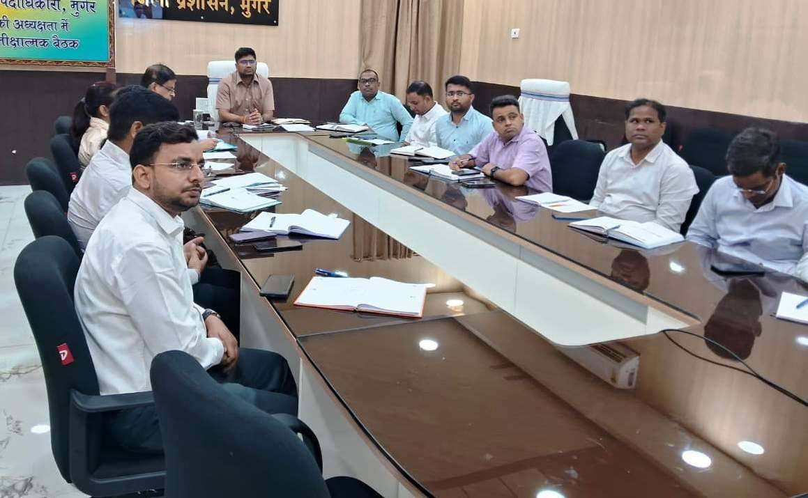 जिला निर्वाचन पदाधिकारी ने चुनाव की तैयारियों का लिया जायजा