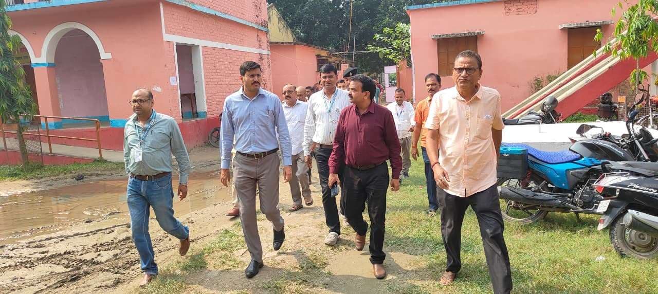 डीएम ने मतदान कर्मियों के प्रशिक्षण केंद्रों का किया निरीक्षण