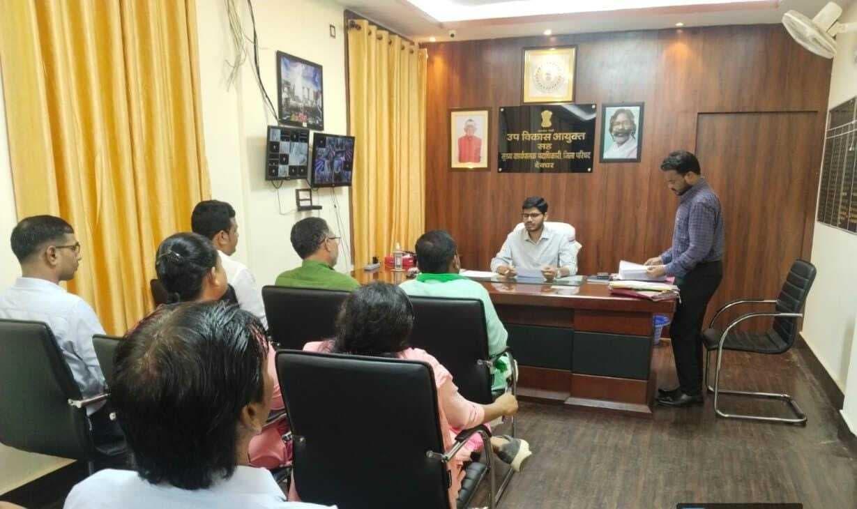 Deoghar News : योजनाओं में पारदर्शिता व लाभुकों के चयन की प्रक्रिया तेज करें : डीडीसी