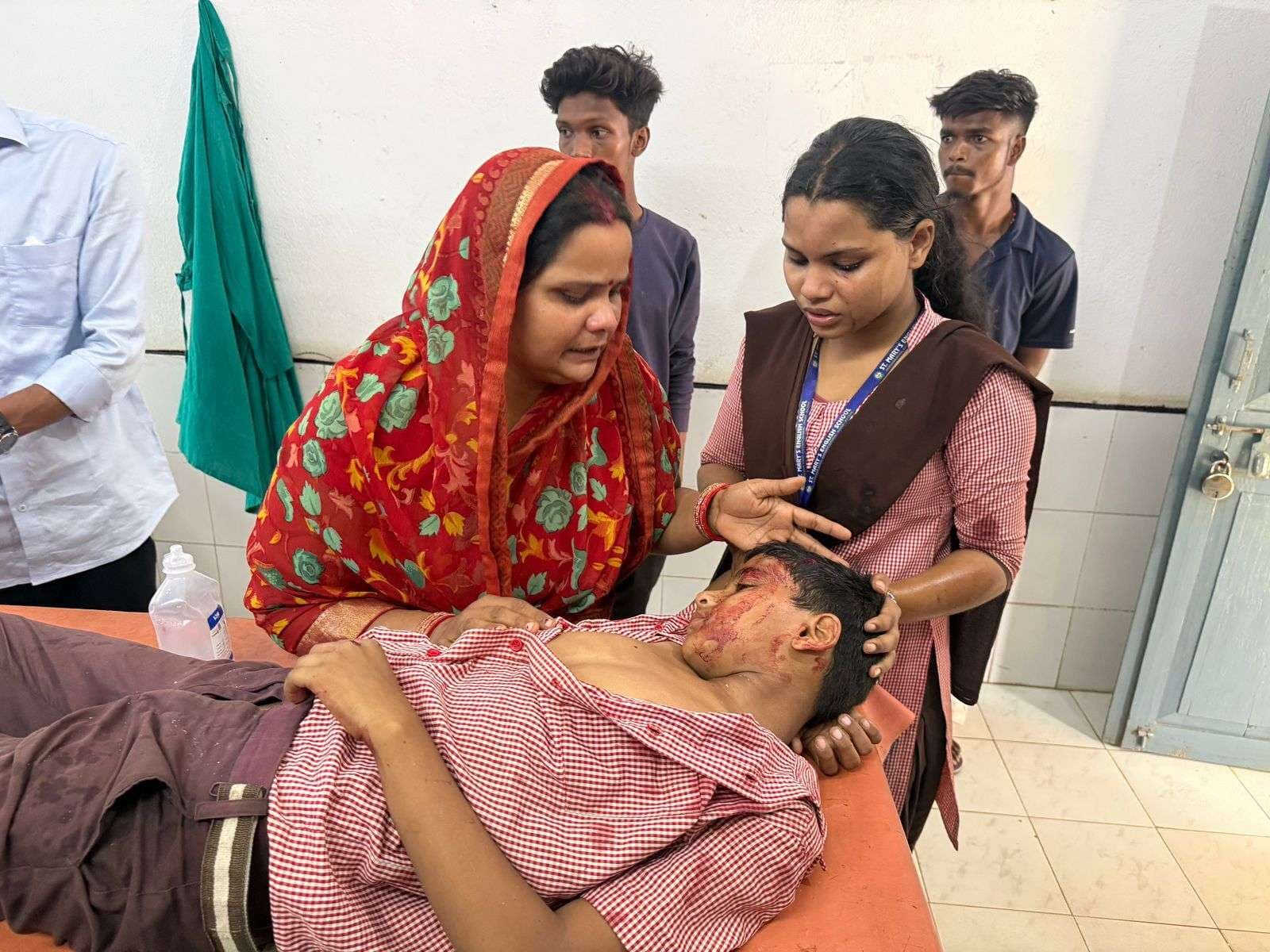 सड़क हादसे में भाई-बहन समेत तीन लोग घायल