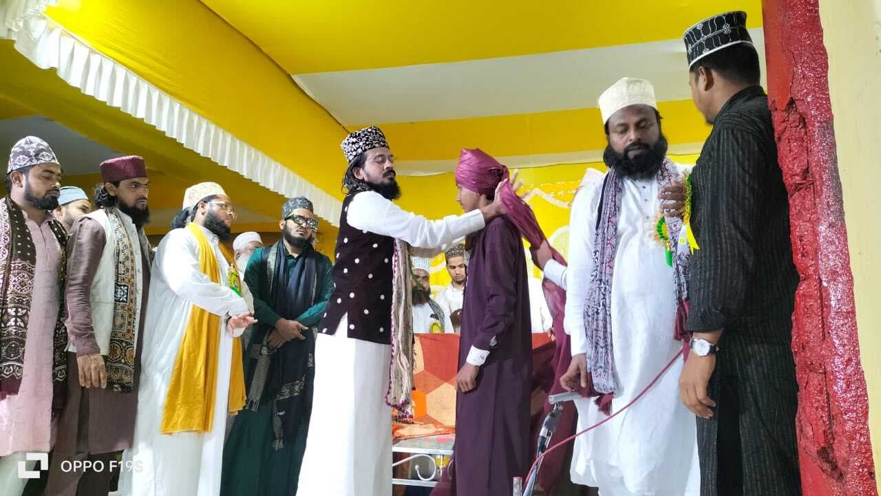 Dhanbad News : हजरत अजीज शाह बाबा के उर्स में जलसा-ए-दस्तारबंदी का आयोजन