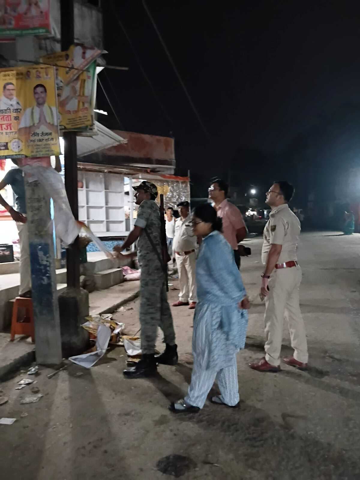 परैया में सार्वजनिक स्थानों से हटाये गये राजनीतिक पोस्टर