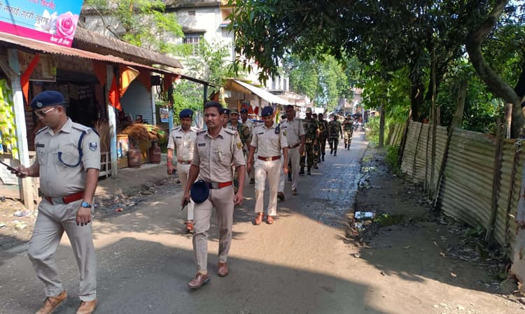 बहादुरगंज पुलिस ने शहर में निकाला फ्लैग मार्च