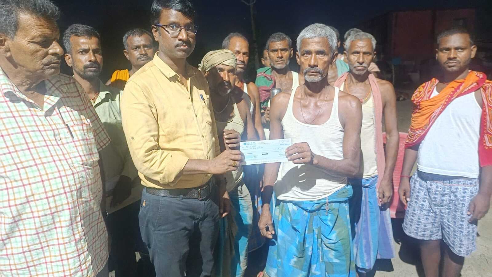 मृतक के आश्रितों को दिया गया चार लाख रुपये का चेक