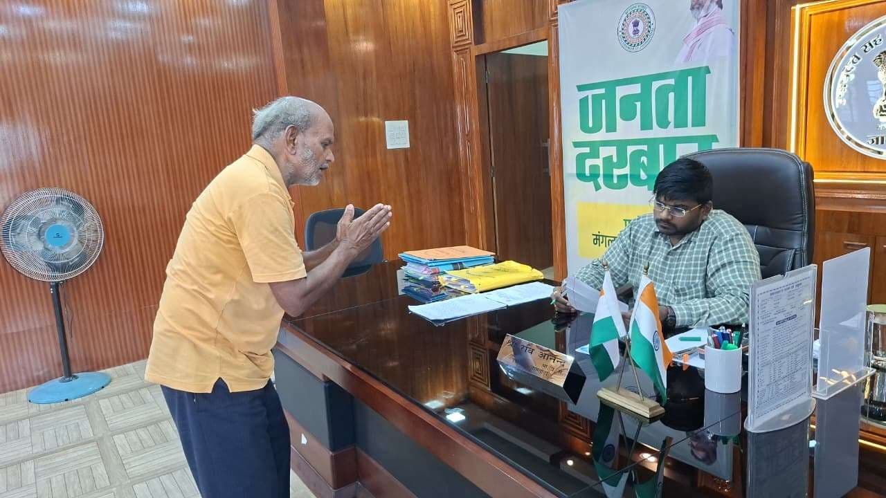 जनता दरबार में आकर रखें अपनी समस्याएं : डीसी