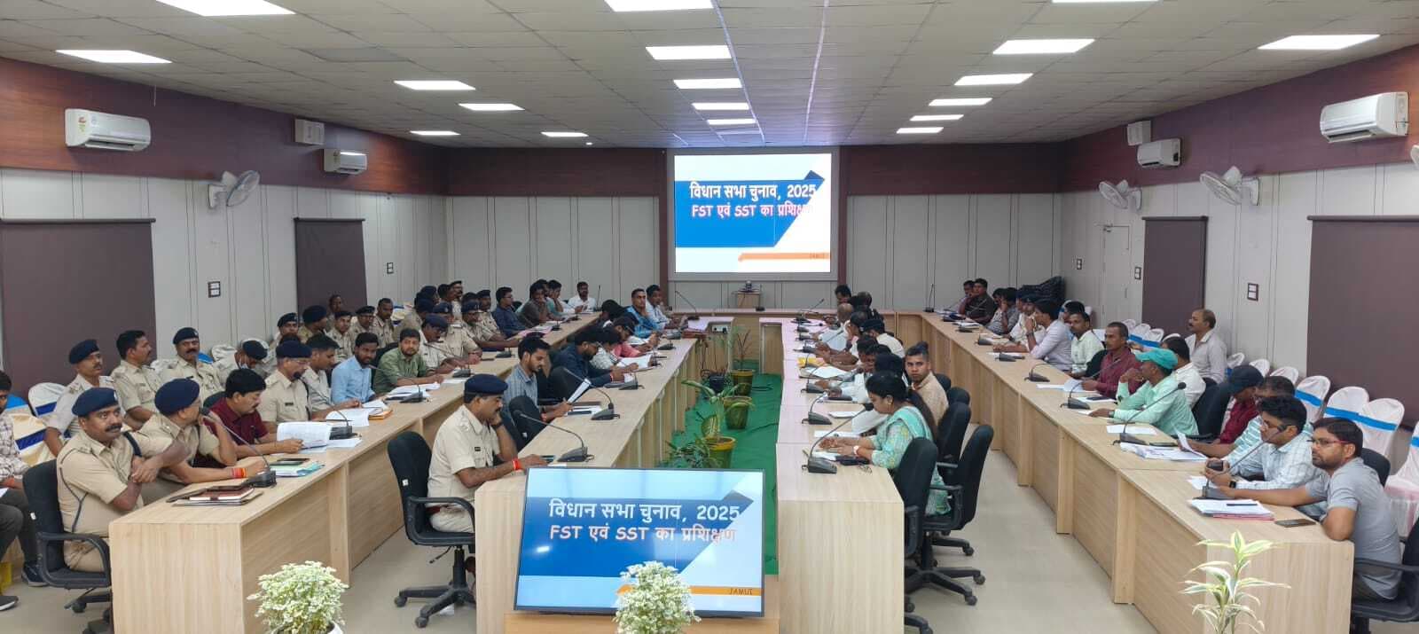 सजगता व समर्पण से निभाएं जिम्मेदारी, पारदर्शी चुनाव कराना प्राथमिकता - डीएम