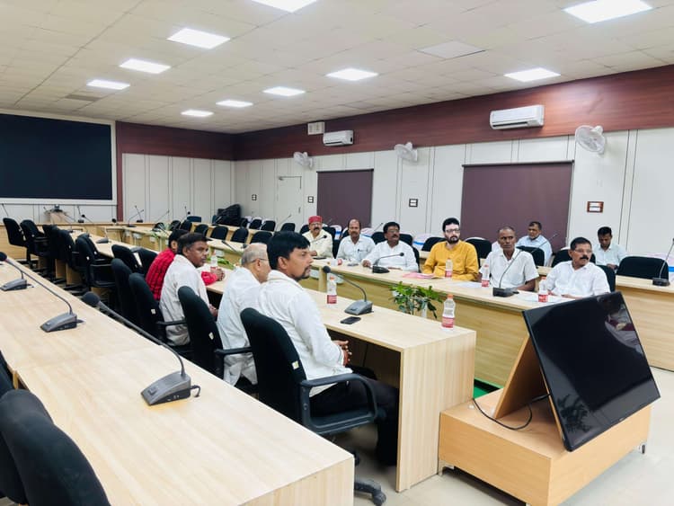 आदर्श आचार संहिता के उल्लंघन पर होगी सख्त कार्रवाई : डीएम