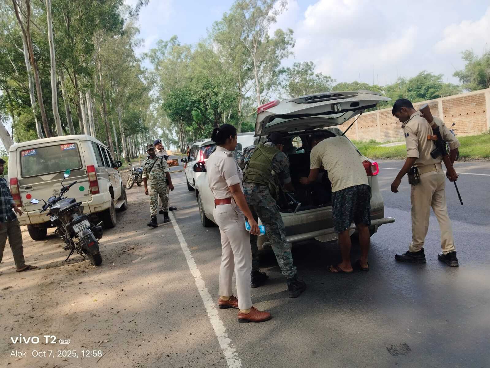 Deoghar news : सीमावर्ती इलाकों में देवघर पुलिस चौकन्नी, बिहार चुनाव को लेकर छह चेकपोस्ट बने