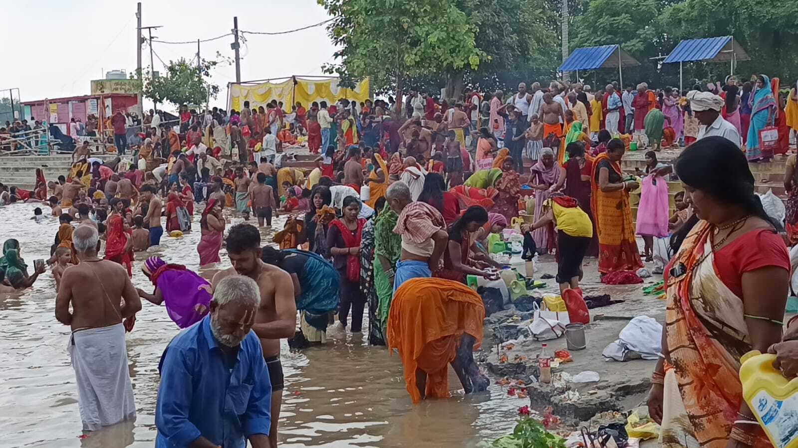 शरद पूर्णिमा पर लोगों ने किया गंगा स्नान