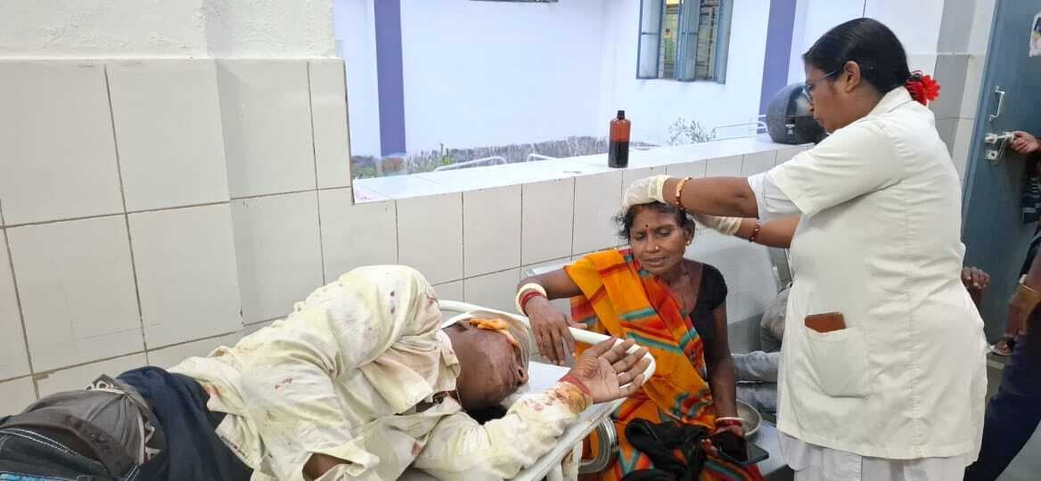 दो बाइकों की टक्कर में महिला समेत चार लोग घायल