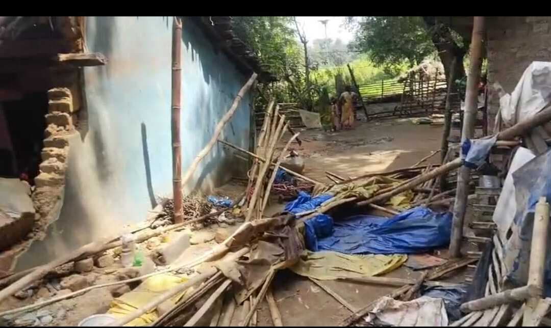 Chaibasa News : 29 हाथियों ने घर तोड़कर खाया धान-चावल