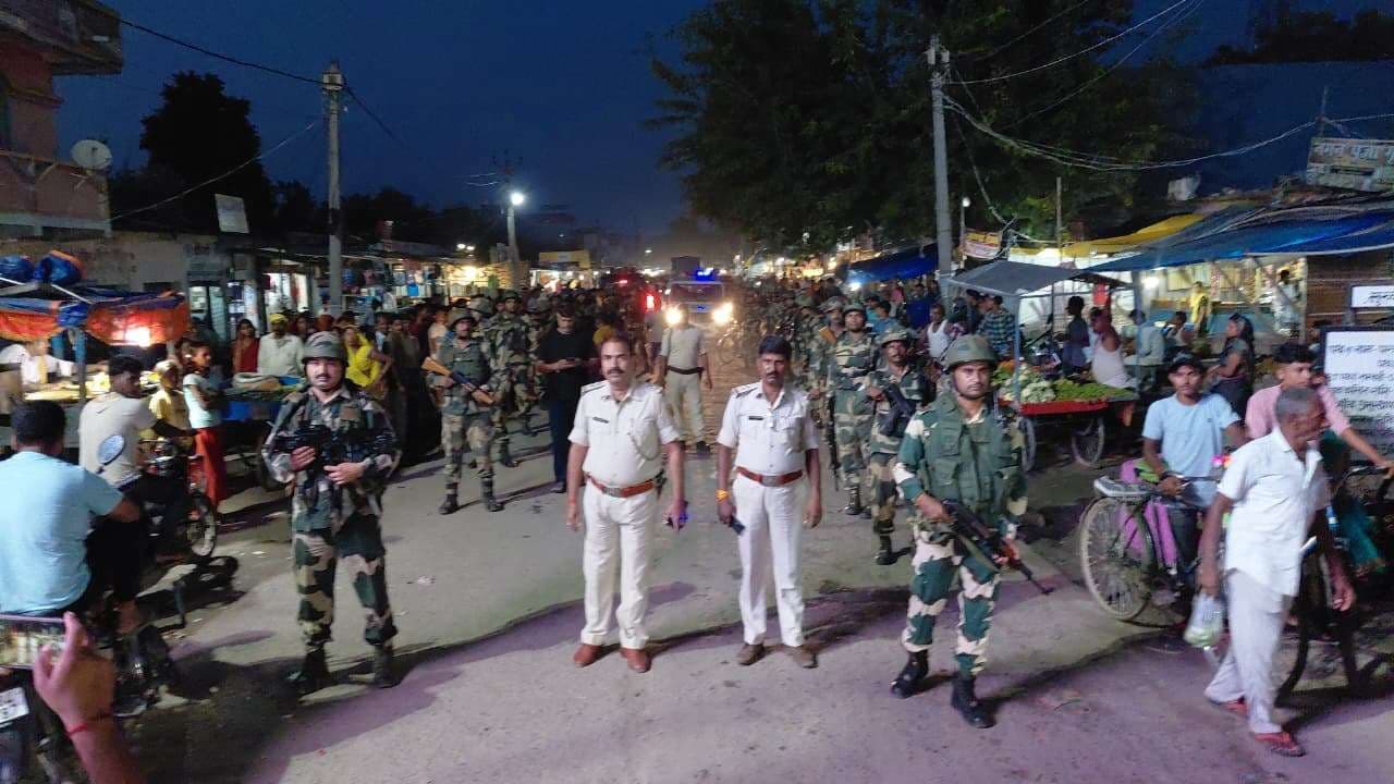 विधानसभा चुनाव को शांतिपूर्ण व निष्पक्ष कराने को लेकर पुलिस ने किया फ्लैग मार्च