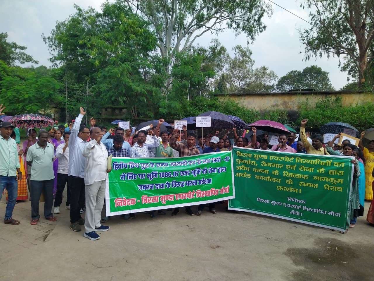 विस्थापितों ने अंचल सह प्रखंड काे घेरा