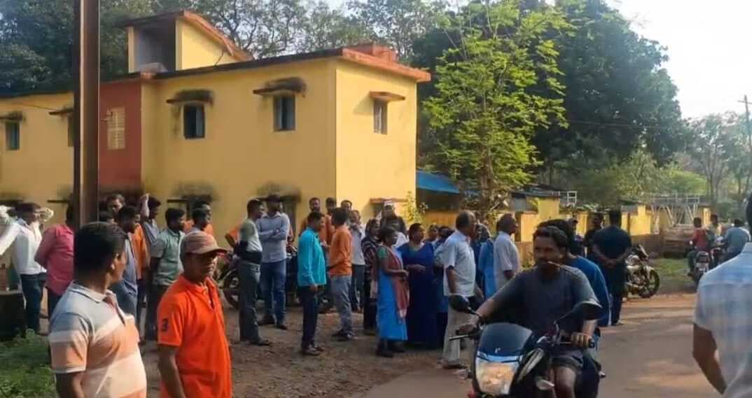 Chaibasa News : ट्रैकमेंटेनर की मौत से भड़के रेलकर्मी बिजली विभाग कार्यालय को घेरा