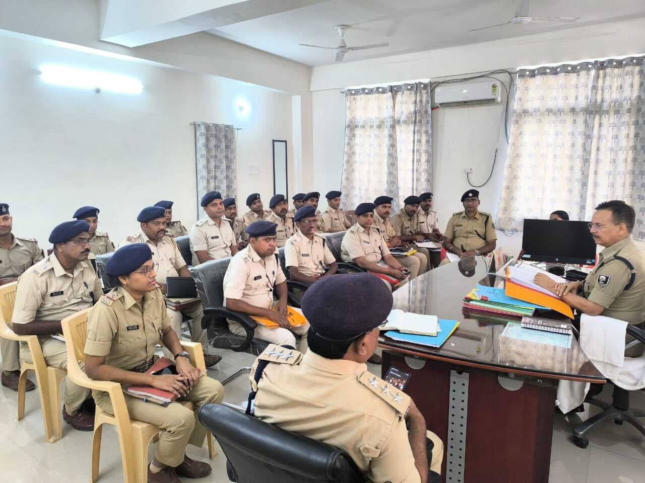 Darbhanga News: नगर पुलिस अधीक्षक ने विधि व्यवस्था को लेकर अधिकारियों को किया निर्देशित