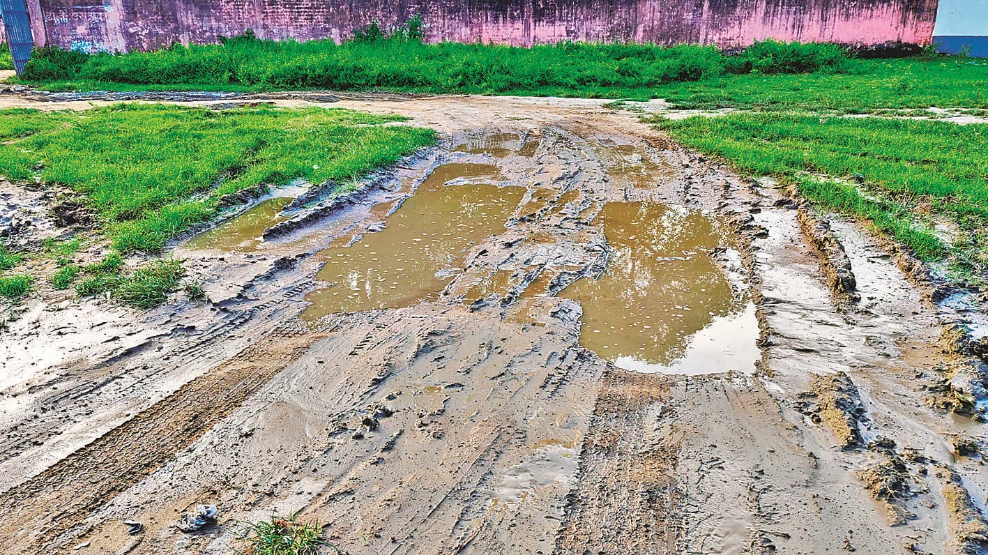 Jehanabad News : कीचड़ और गड्ढों से घिरा जिला शिक्षा कार्यालय, पांच साल से नहीं बनी पक्की सड़क