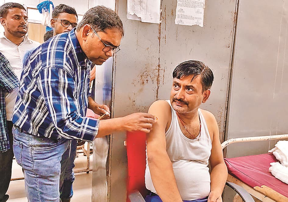 Jehanabad News : पार्षद पति ने इओ को कार्यालय में घुस कर पीटा, गिरफ्तार