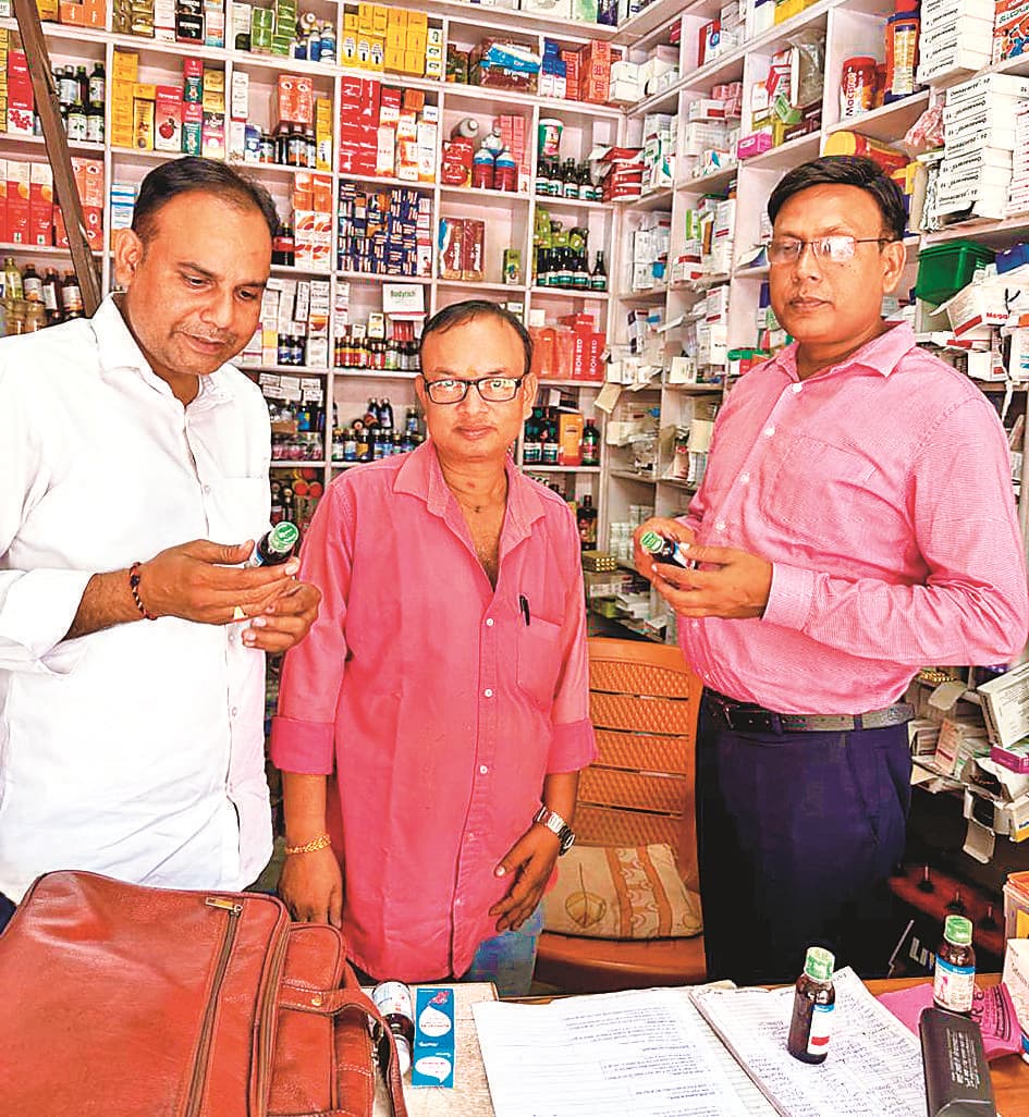 Gopalganj News : पंचदेवरी की दवा दुकानों पर ड्रग विभाग का छापा, कफ सिरप के नमूने लेकर जांच के लिए भेजे गये