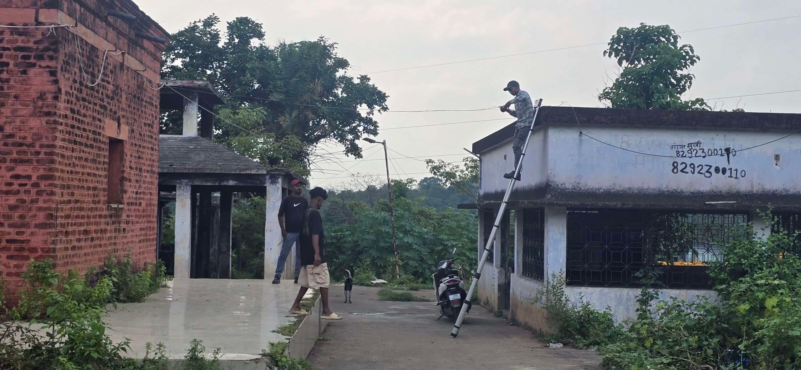 Chaibasa News : चक्रधरपुर श्मशान घाट में लाइटों की मरम्मत शुरू