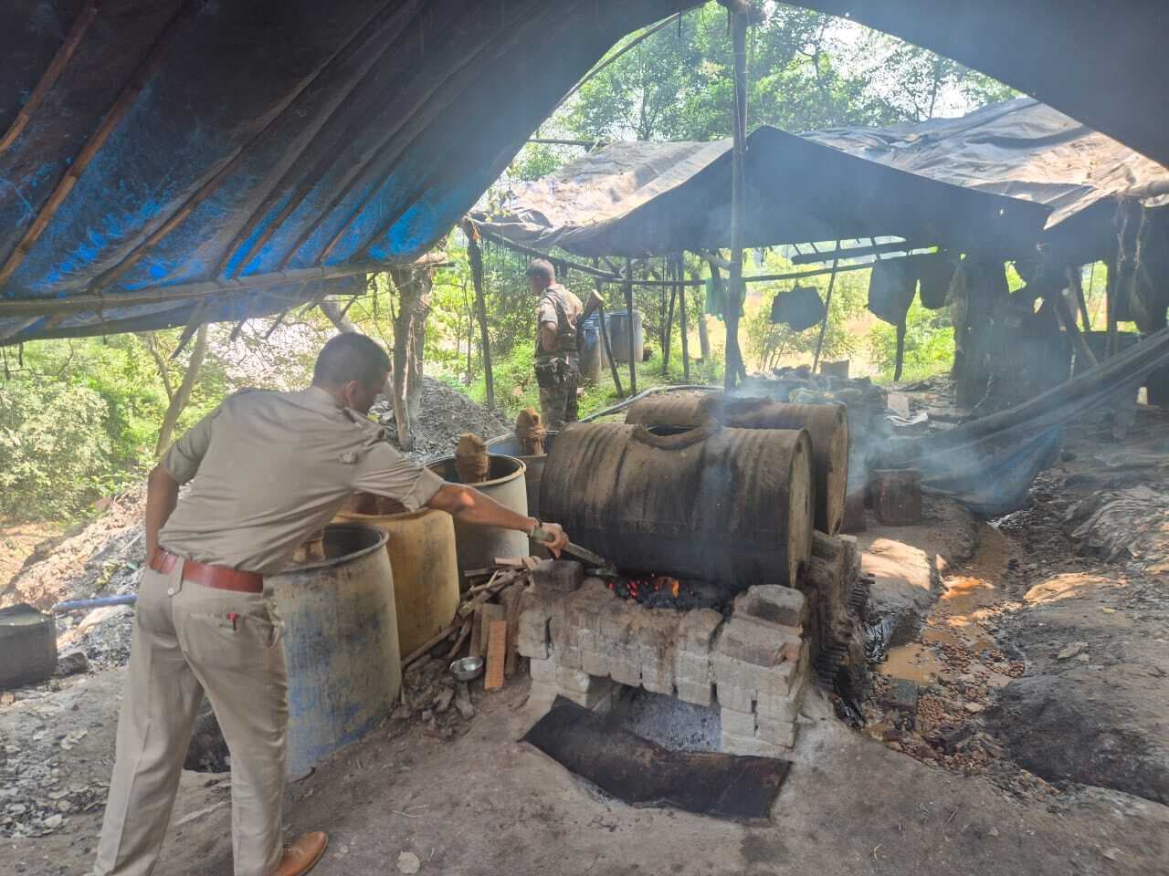 Seraikela Kharsawan News : आरआइटी में शराब की दो भट्ठियां ध्वस्त, 500 किलो जावा-महुआ नष्ट