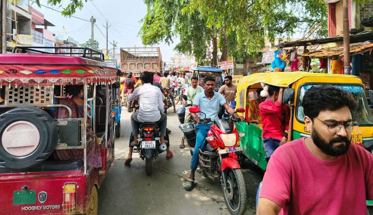 नो इंट्री का पालन नहीं, जाम से कराह रहा संग्रामपुर बाजार