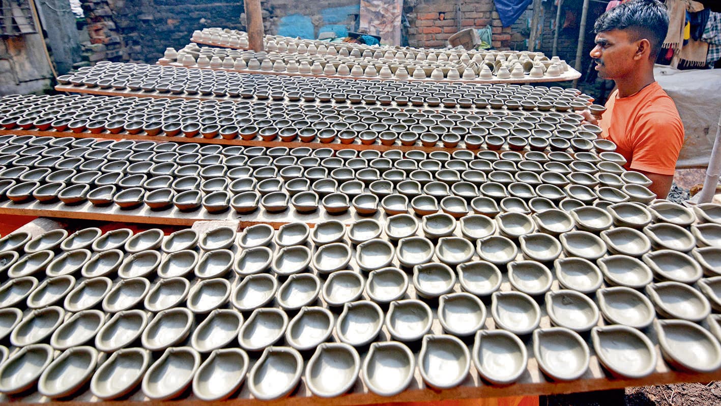 मिट्टी के दीयों को  दिया जा रहा अंतिम रूप