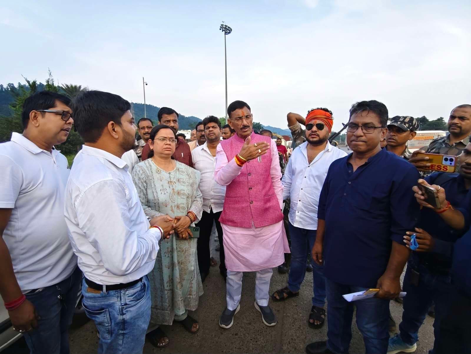 Seraikela Kharsawan News : चांडिल में सड़क चौड़ीकरण आज व चिलगु पुल का निर्माण सात दिनों में शुरू होगा : संजय सेठ