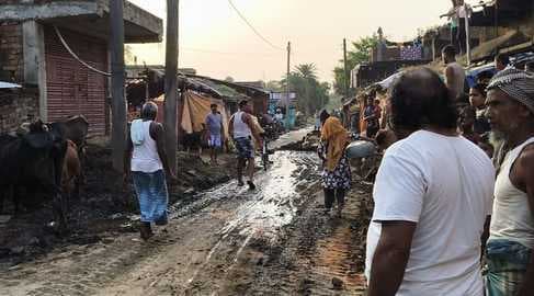कैथिया गांव में ग्रामीणों ने दिखायी एकजुटता, सड़क की सफाई कर पेश की मिसाल