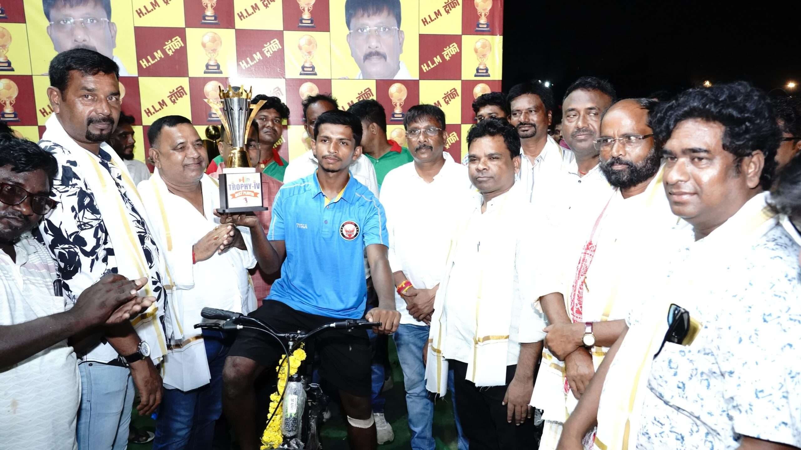 Seraikela Kharsawan News HLM TROPHY :  केके ब्रदर्स सोनाहातू का एचएलएम ट्रॉफी पर कब्जा