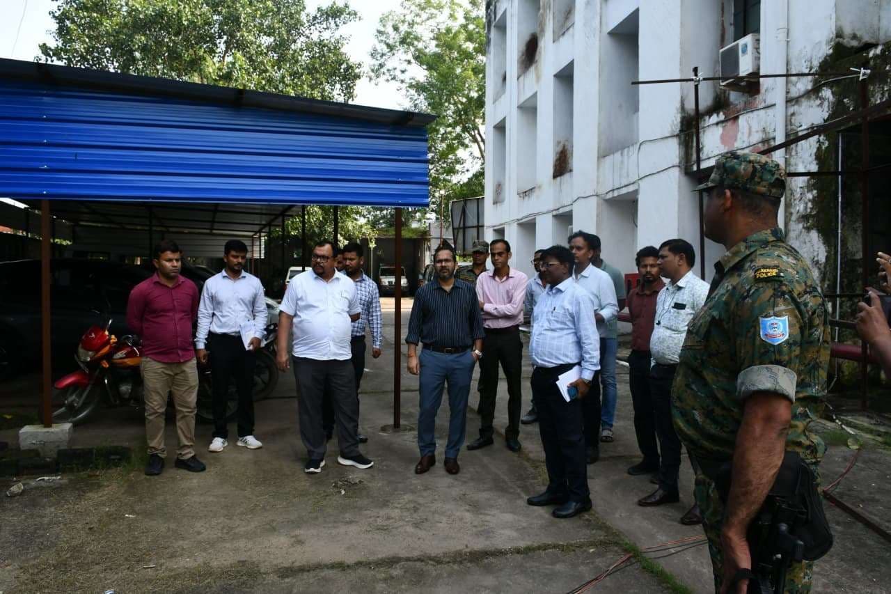 Seraikela Kharsawan News : सर! डॉक्टर नदारद रहते हैं रात में, नहीं मिलती एंबुलेंस की सेवा