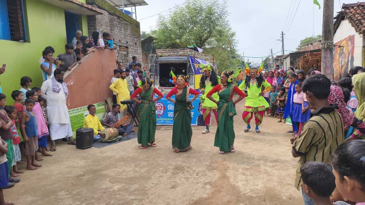 Seraikela Kharsawan News : नाटक के जरिये युवाओं को नशे से दूर रहने का संदेश दिया